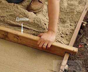 Выравниваем песок дорожки