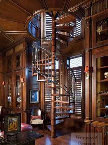 Винтовая лестница в библиотеке