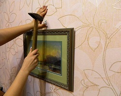 Как закрепить картину на стене