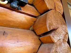 Трещины в стене деревянного дома